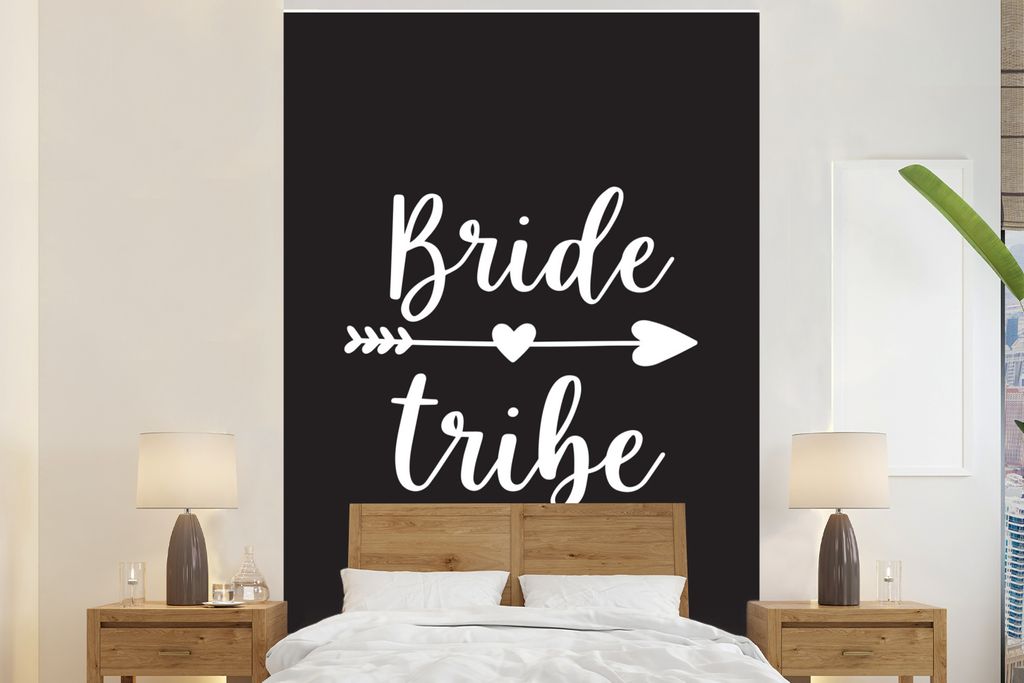 MuchoWow Fototapete für Wohnzimmer oder Schlafzimmer Wandtapete Vinyl Motivtapete Pfeil durch ein Herz mit den Worten "Bride" und "Tribe" auf sc...