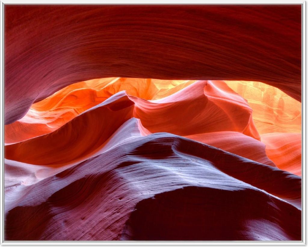 Wallario Wandbild Antelop Canyon USA Kalksandsteingebirge in leuchtenden Farben, Größe: 40,30 x 50,30 cm, Poster mit weißem Aluminiumrahmen