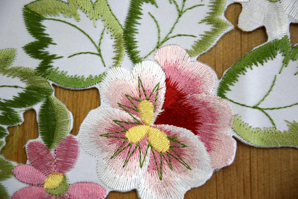 Petite nappe décorative 85x85 brodée pour table basse ou guéridon