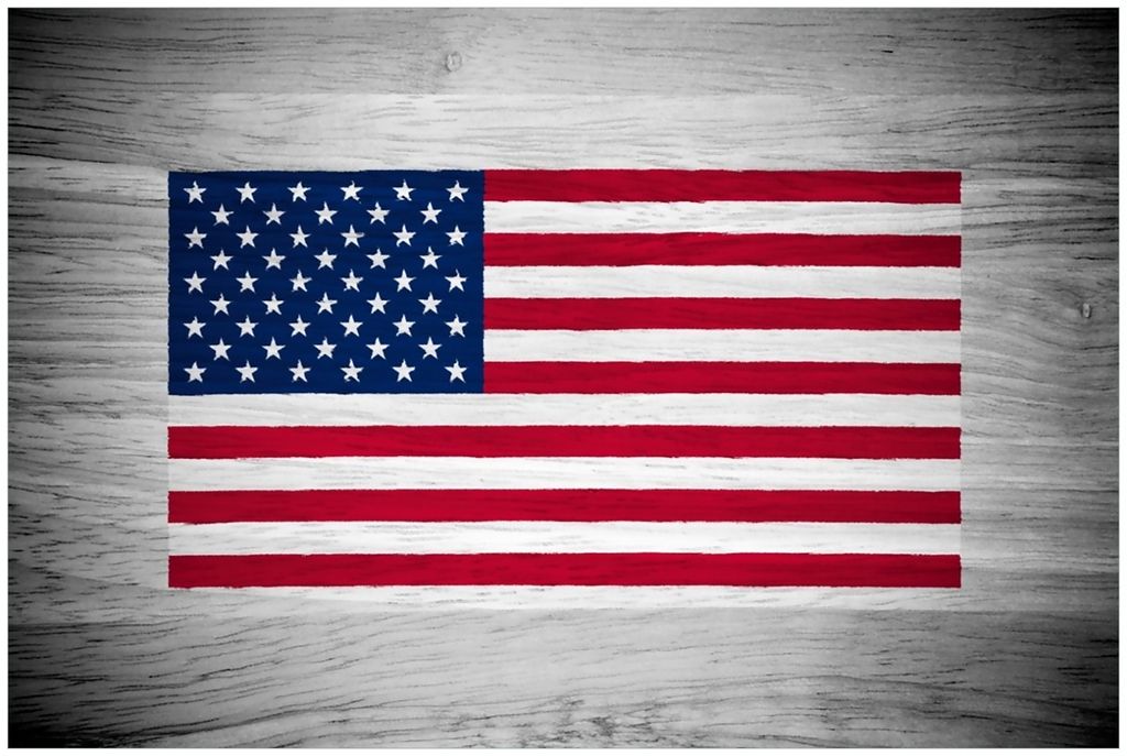 Wallario Premium Glasbild, freischwebende Optik, kräftige Farben, Größe 90 x 60 cm Motiv USA Flagge auf Holz