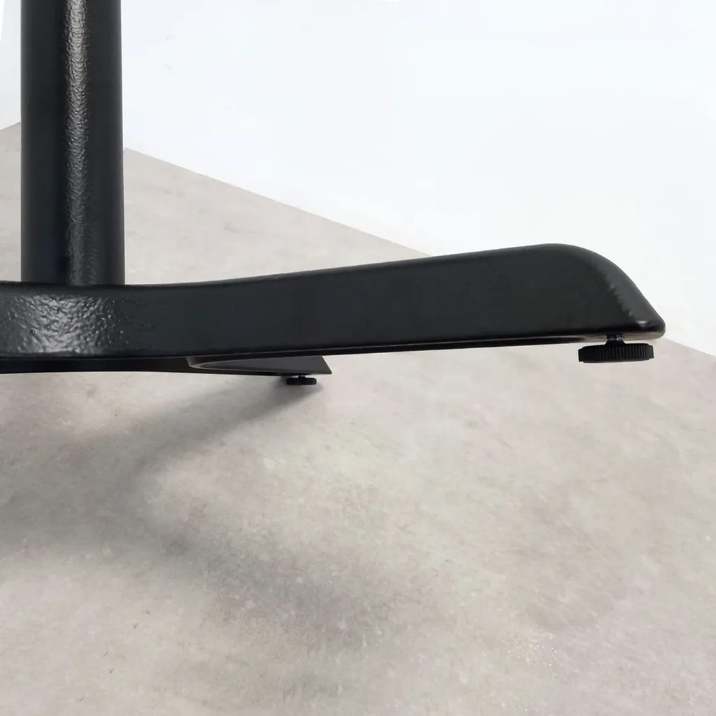 Base du modèle Dina noir : structure robuste pour abat-jour design