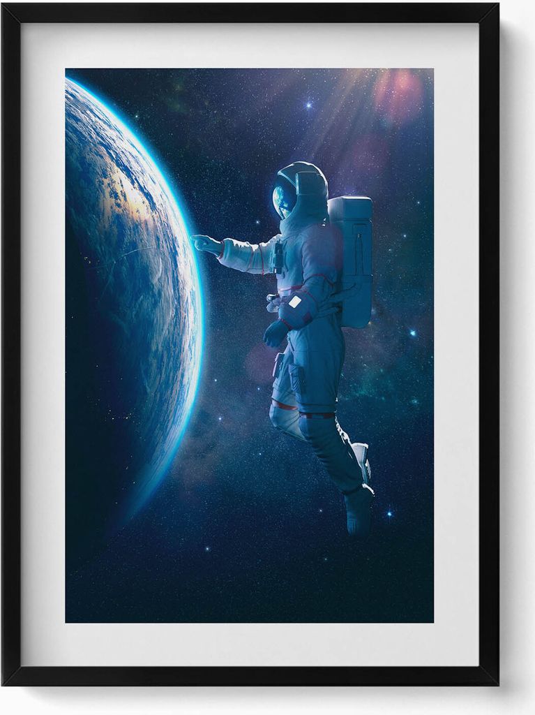 Kosmonaut und Planet Erde– Wandbild mit Rahmen – Gerahmtes Bild – Wanddekoration – 50x70 cm – Schwarz Rahmen