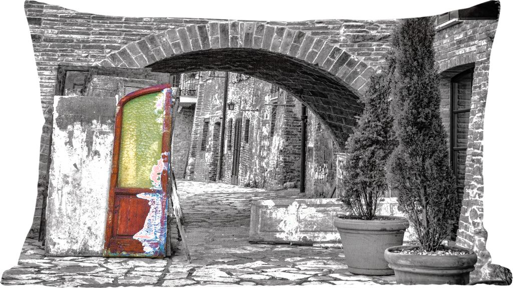 MuchoWow Zierkissen Sofakissen Wohnzimmer Dekokissen 50x30 cm Schwarz-Weiß-Foto mit einem gelben Fenster in Italien - Wohnzimmerdekoration - Pol...
