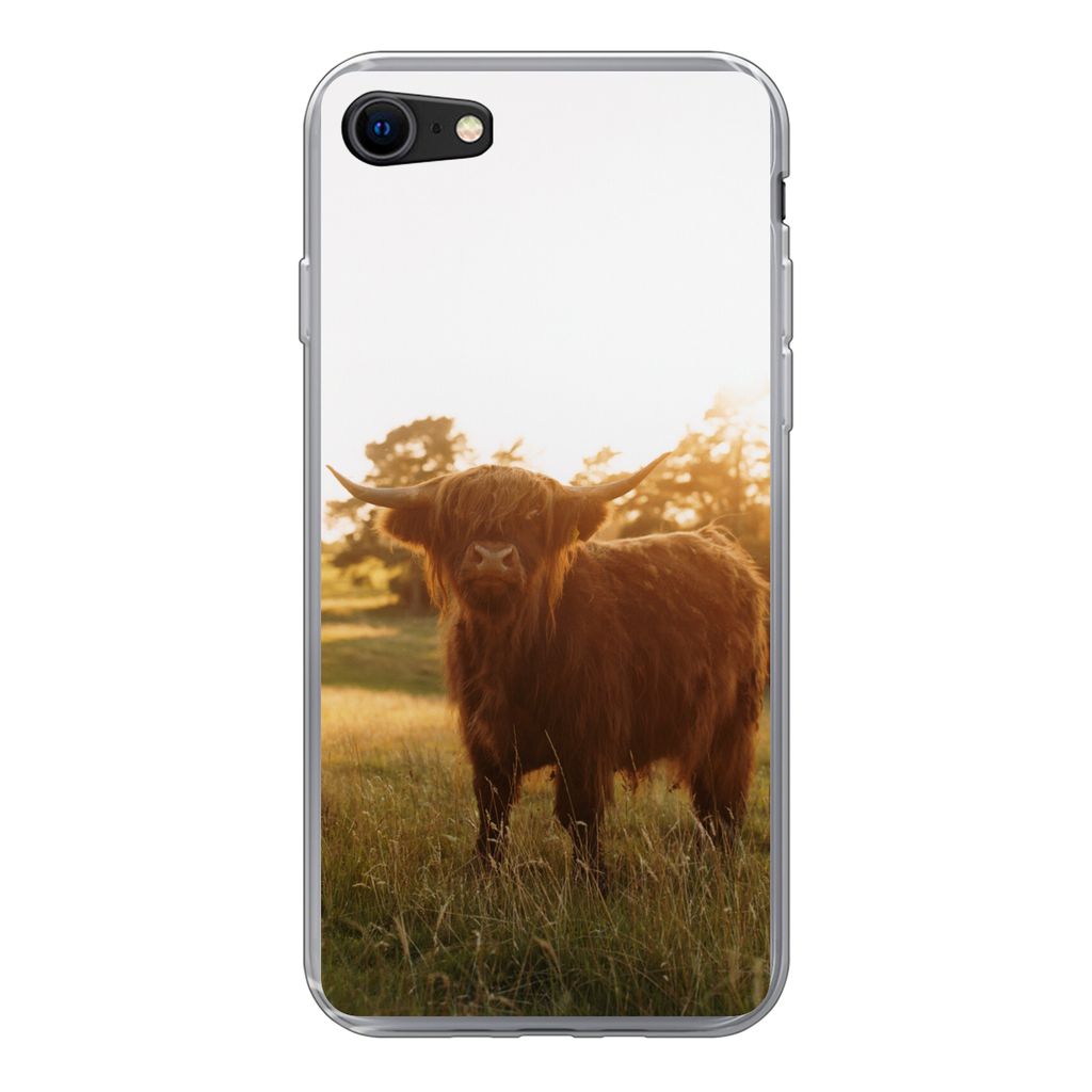 MuchoWow Handyhülle Schutzhülle Hülle für iPhone SE 2022 Schottischer Hochländer - Gras - Sonne Silikon Softcase Handy Hülle - Schutzhülle