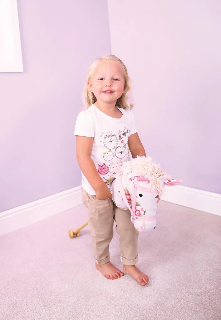 Cheval Bâton En Bois à Fleurs Bigjigs – Jouet Traditionnel Pour Enfants Dès 3 Ans – Hauteur 97 Cm – Idéal Pour Développer L’imagination Et L’activité Physique