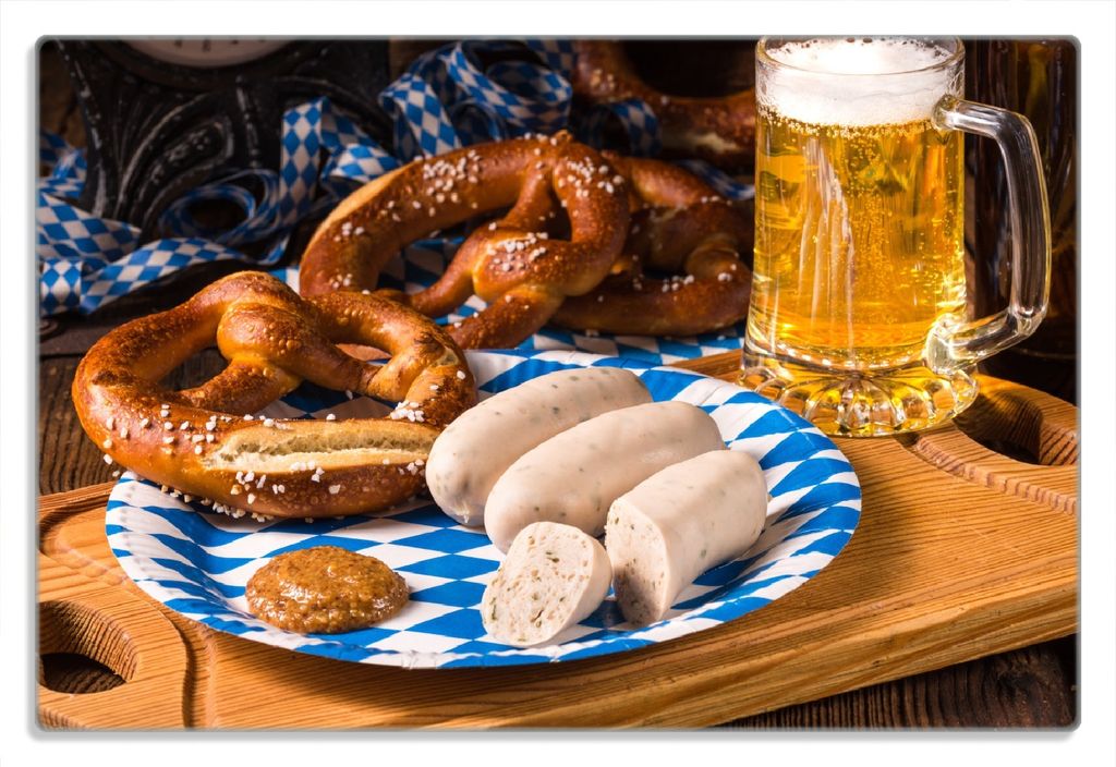 Wallario Frühstücksbrettchen aus Glas 20 x 30 cm mit rutschfesten Füßen, Motiv Bayerische Brotzeit mit Weißwurst, Brezel und Bier