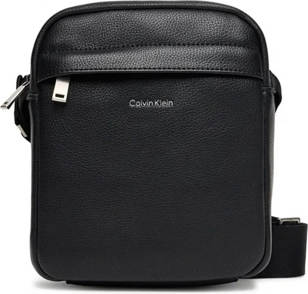 Sacoche Noire Calvin Klein Raised Reporter avec Logo Relief et Bandoulière
