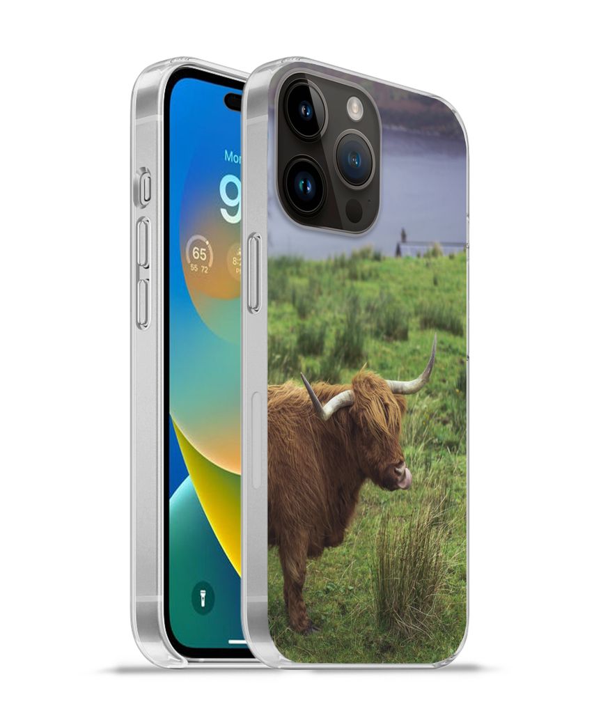 MuchoWow Handyhülle Schutzhülle Hülle für Apple iPhone 14 Pro Max Schottische Highlander - Gras - Wasser - Tiere Silikon Softcase Handy Hüll...