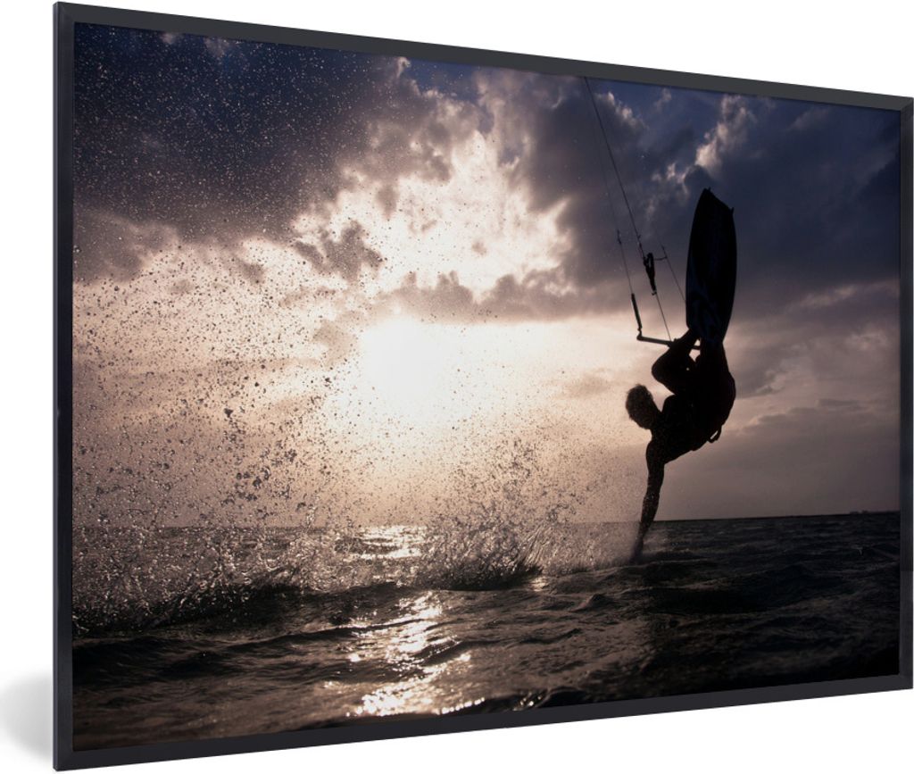 MuchoWow Gerahmtes Poster Kitesurfender Mann 90x60 cm - Poster mit Schwarzem Bilderrahmen Wandposter Rahmen Foto Bilder - Fotorahmen - Foto-Plakat
