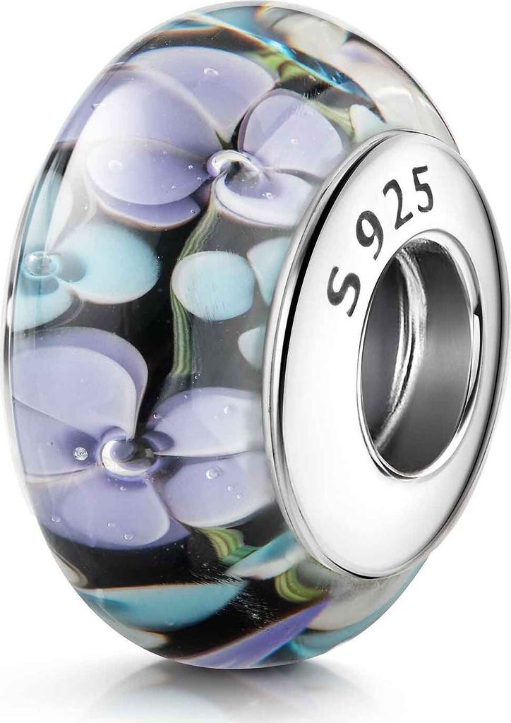Schwarzer Glas Bead mit lilanem und blauen Blumenmuster, in silberner Hülse mit 925 Prägung, leicht schräg fotografiert auf weißem Hintergrund.