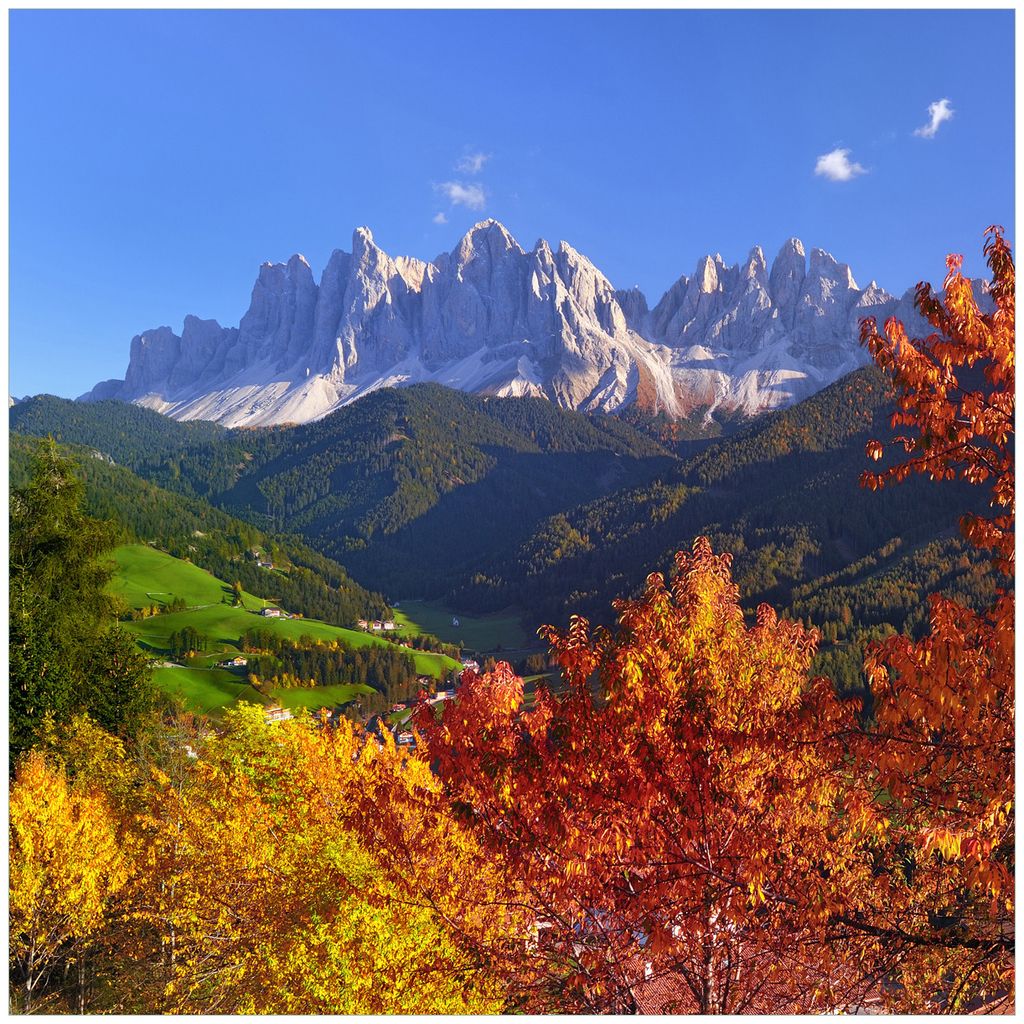 Wallario Premium Glasbild, freischwebende Optik, kräftige Farben, Größe 50 x 50 cm Motiv Herbst im Gebirgstal unter blauem Himmel