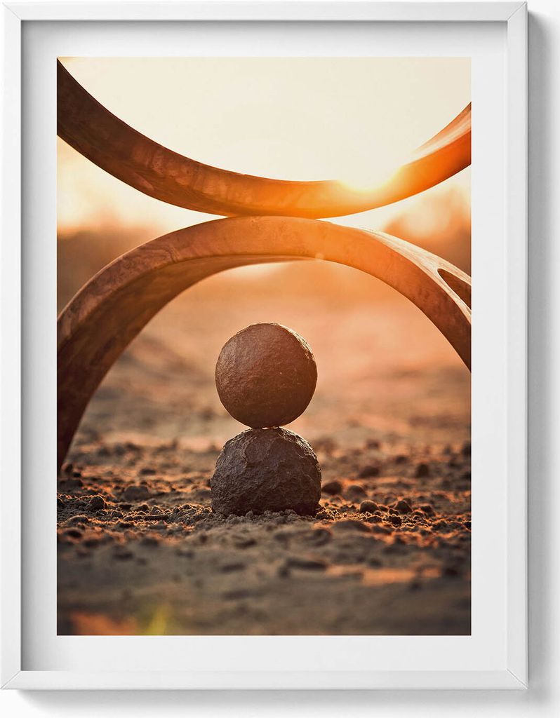 Zwei Steinkugeln an einem ZEN-Strand– Wandbild mit Rahmen – Gerahmtes Bild – Wanddekoration – 60x80 cm – Weiß Rahmen
