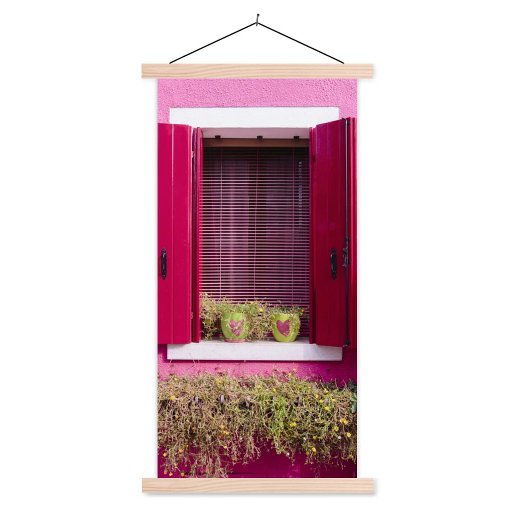 MuchoWow Textilposter Blumentöpfe mit Herzen in einem Fenster mit rosa Fensterläden 40x80 cm mit holzfarbenen Rahmen - Wohnzimmer
