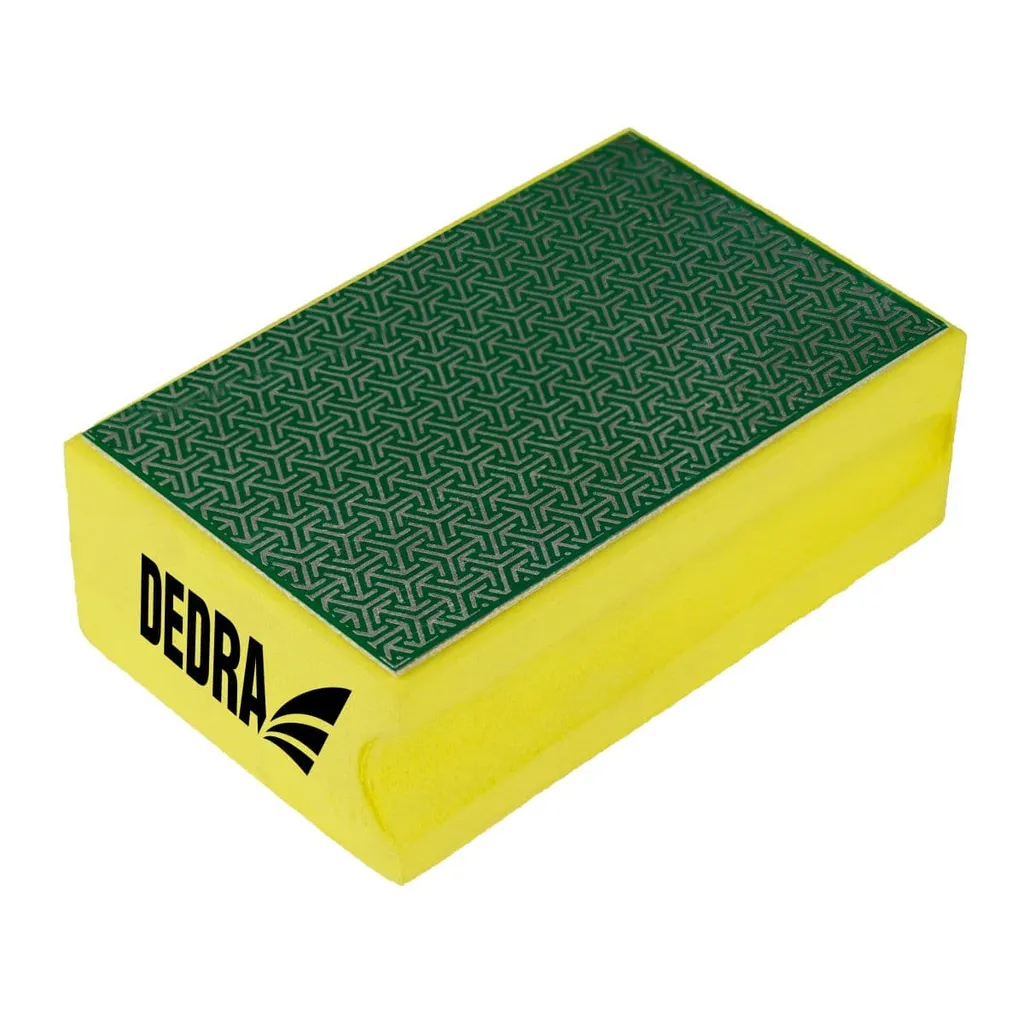 Éliminer les éclats de coupe avec le cube diamanté Dedra FG0400 grain 400
