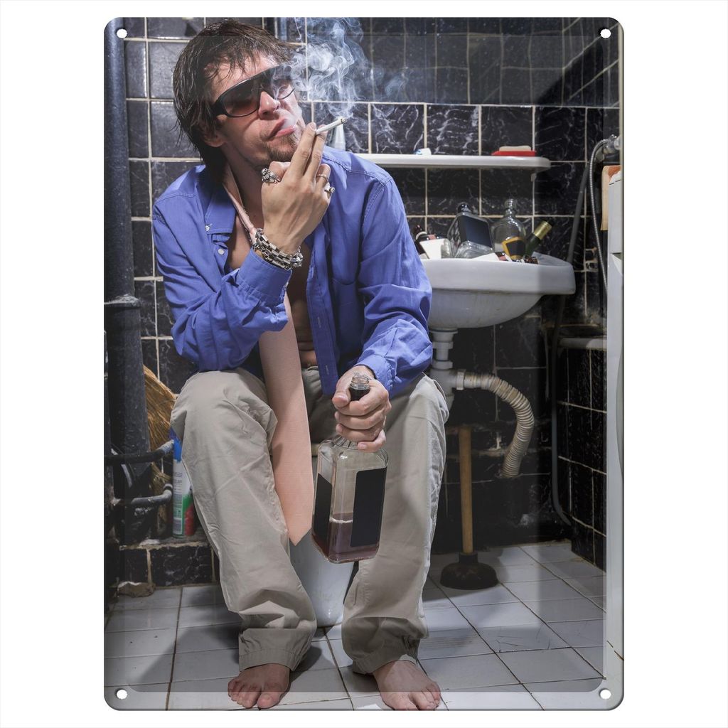 Wallario Blechschild Wandbild in : Brillante Farben, Größe 30 x 40 cm Motiv Kloparty - Sexy Mann auf Toilette mit Zigarette