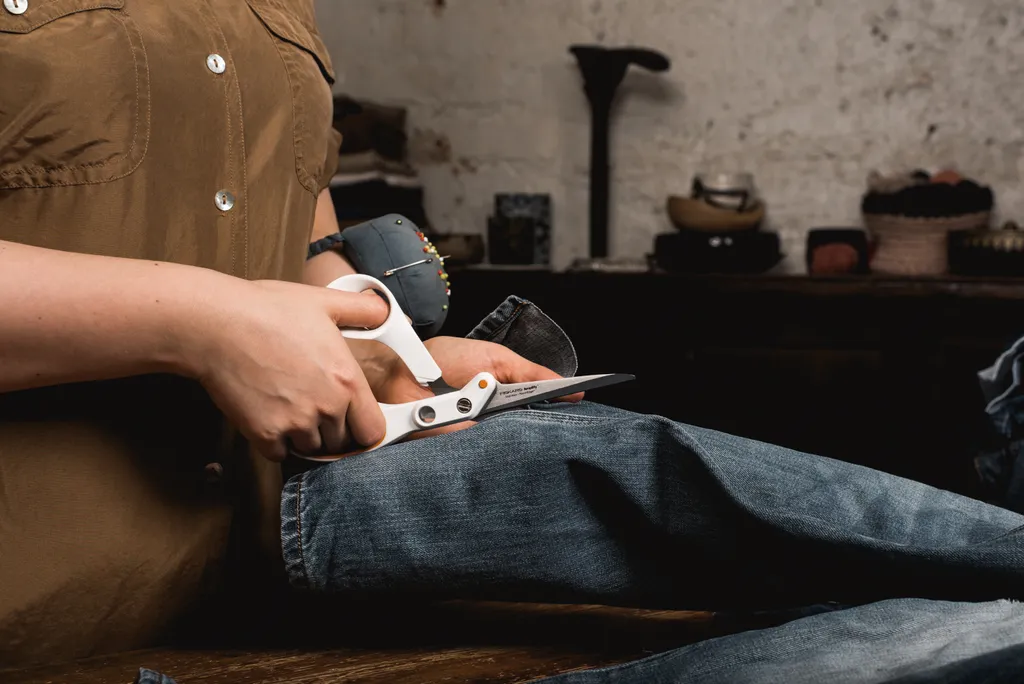Ciseaux Fiskars ServoCut 9154 : Technologie Micro-Tip et Coupe Facile - 11