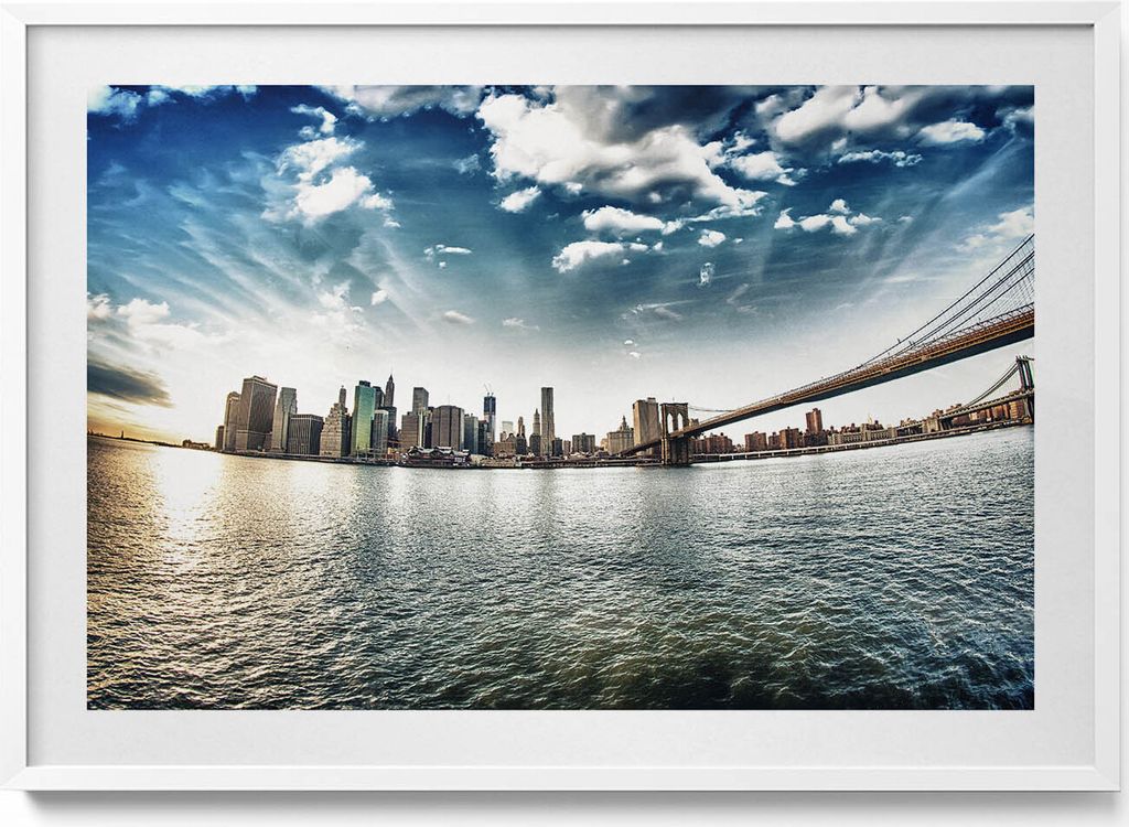 Die Stadt und die Brooklyn Bridge– Wandbild mit Rahmen – Gerahmtes Bild – Wanddekoration – 100x70 cm – Weiß Rahmen