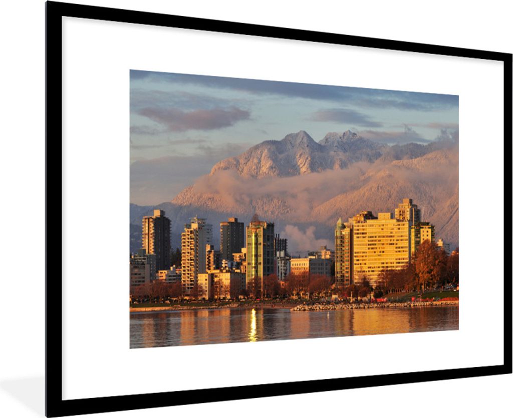 MuchoWow Gerahmtes Poster Stadtbild mit Grouse Mountain im Hintergrund in Kanada 90x60 cm - Poster mit Schwarzem Bilderrahmen Wandposter Rahmen F...