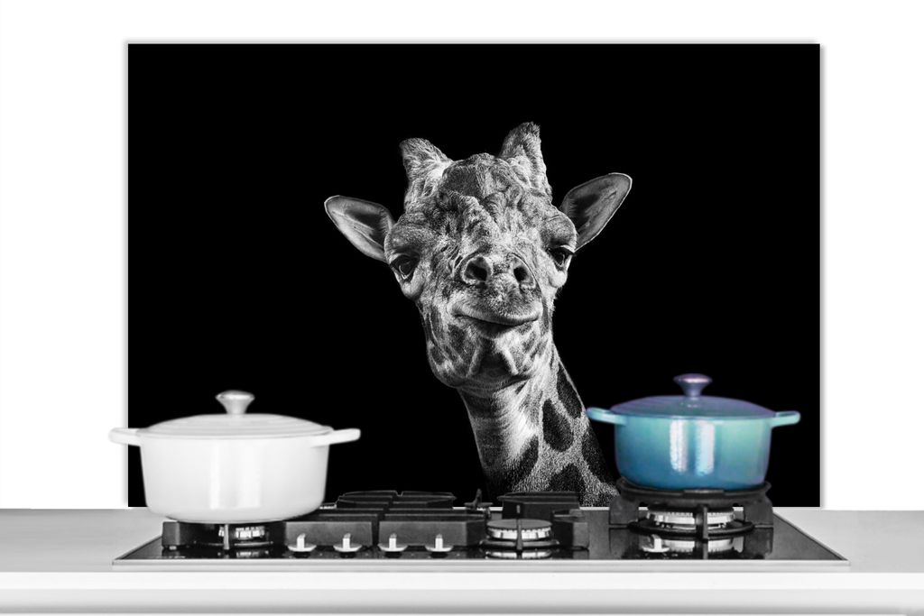 KitchenYeah Spritzschutz Küche - Küchenrückwand - Wandschutz für Herd und Spüle - Giraffe vor schwarzem Hintergrund in schwarz und weiß 10...
