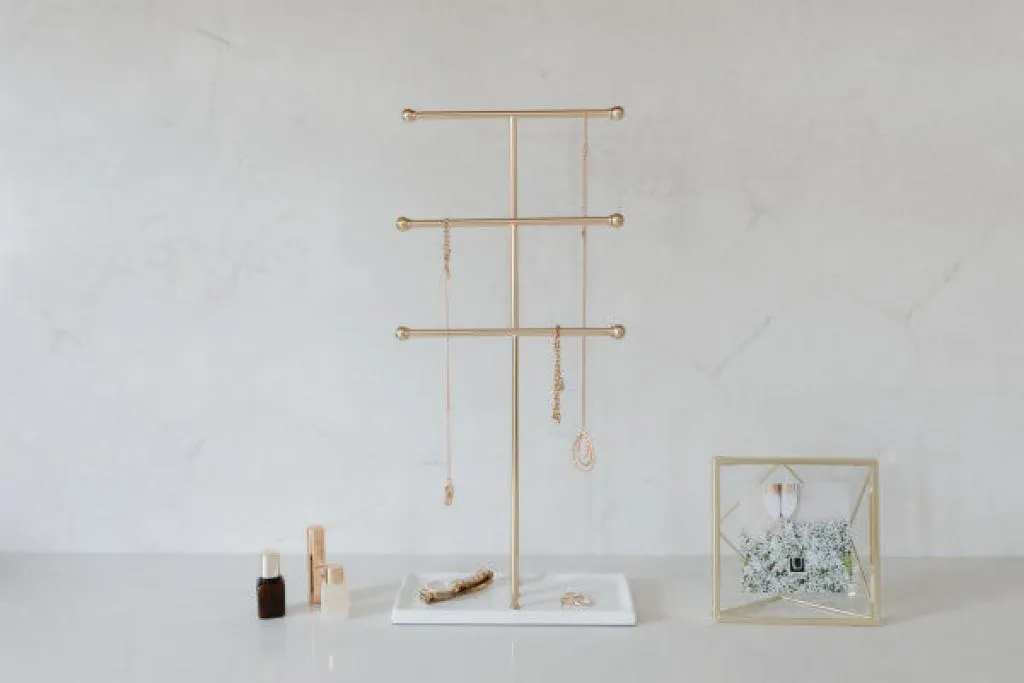 Présentoir à bijoux blanc et doré avec base coupelle intégrée