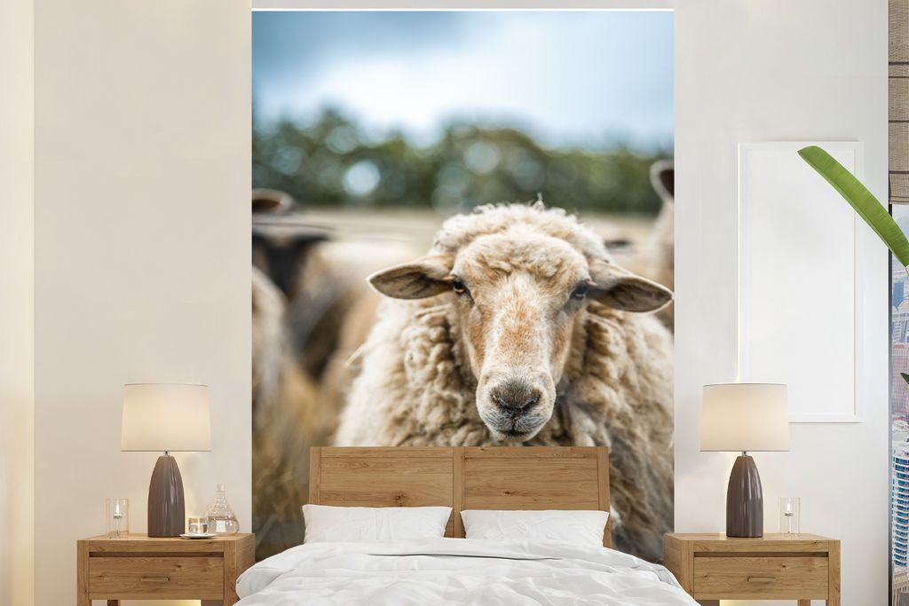 MuchoWow Fototapete für Wohnzimmer oder Schlafzimmer Wandtapete Vinyl Motivtapete Porträt eines Schafes - 160x240 cm - Vinyltapete