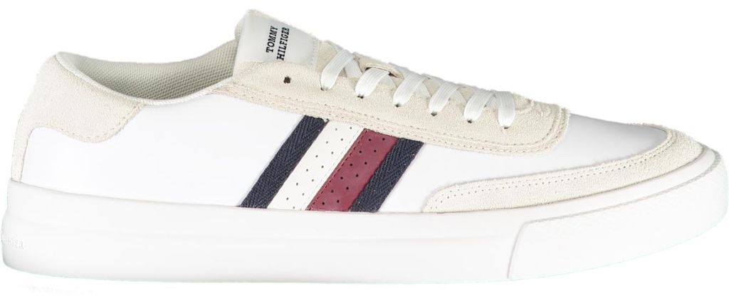 Eleganter Herrensportschuh in Weiß mit kontrastierenden Details.