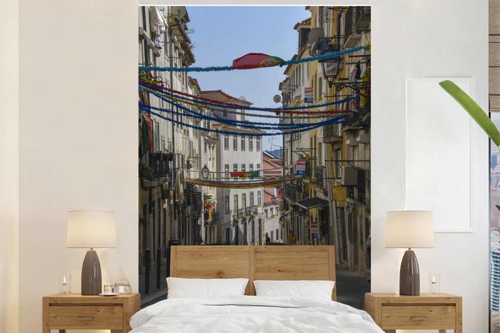 MuchoWow Fototapete für Wohnzimmer oder Schlafzimmer Wandtapete Vinyl Motivtapete Straßen in der europäischen Alfama bei Lissabon in Portugal ...