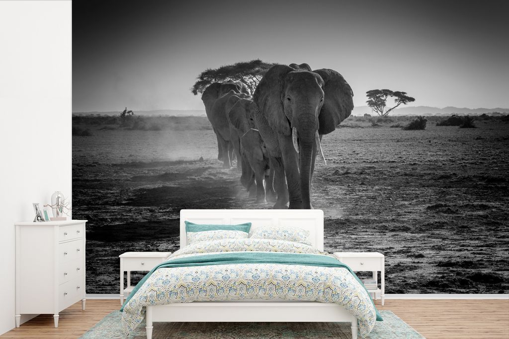 MuchoWow Fototapete für Wohnzimmer oder Schlafzimmer Wandtapete Vinyl Motivtapete Elefanten in Kenia in Schwarz und Weiß - 360x240 cm - Vinyl-T...