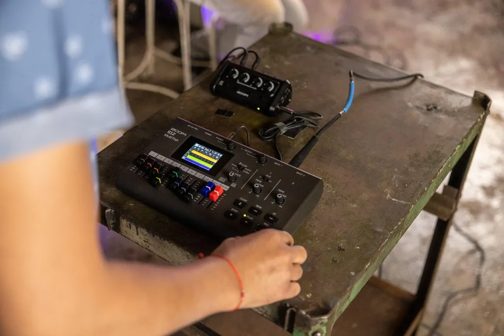 Studio multipiste Zoom R12 compact avec interface tactile et effets pro - 19