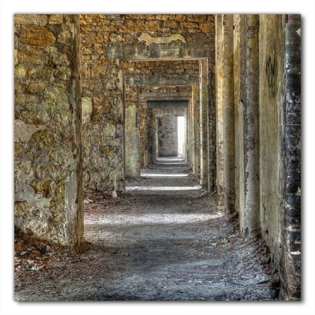 Wallario selbstklebende Möbelfolie/ Tischdecke für Innen und Außen, Größe: 50 x 50 cm - Weg durch eine verlassene Ruine