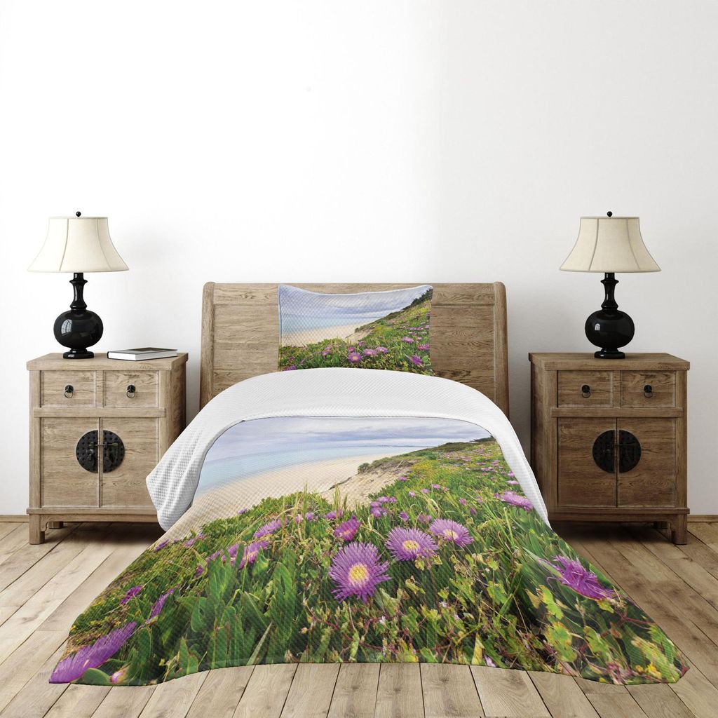 ABAKUHAUS Wildflower Tagesdecke Set, Ägäis mit Blooming lila Blumen-Wasser Natur Landschaft, 170 x 220 cm, Baby Blue und Mehrfarbig
