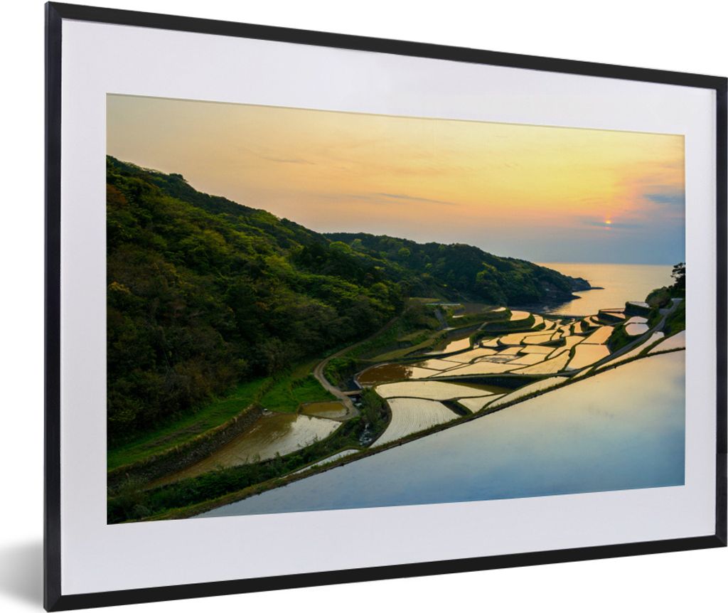 MuchoWow MuchoWow Gerahmtes Poster Wunderschöner Sonnenuntergang beleuchtet Chinas Reisfelder 60x40 cm - Poster mit zchwarzem Bilderrahmen - S...