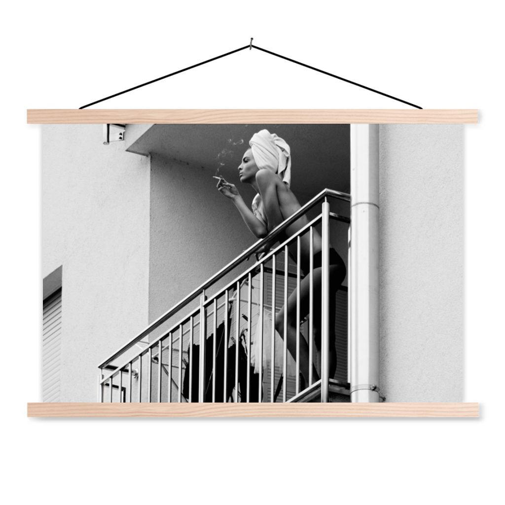 MuchoWow Textilposter Balkon - Zigaretten - Rauchen - Frau 60x40 cm mit holzfarbenen Rahmen - Bilder