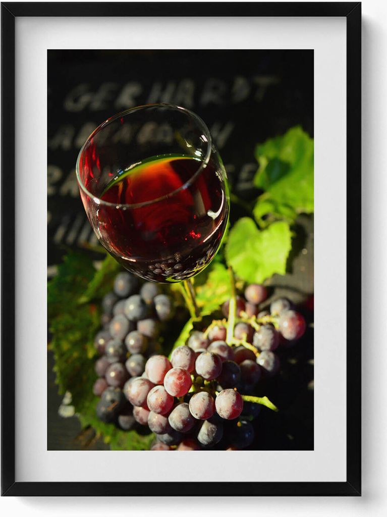 Glas Rotwein und Weintrauben– Wandbild mit Rahmen – Gerahmtes Bild – Wanddekoration – 50x70 cm – Schwarz Rahmen