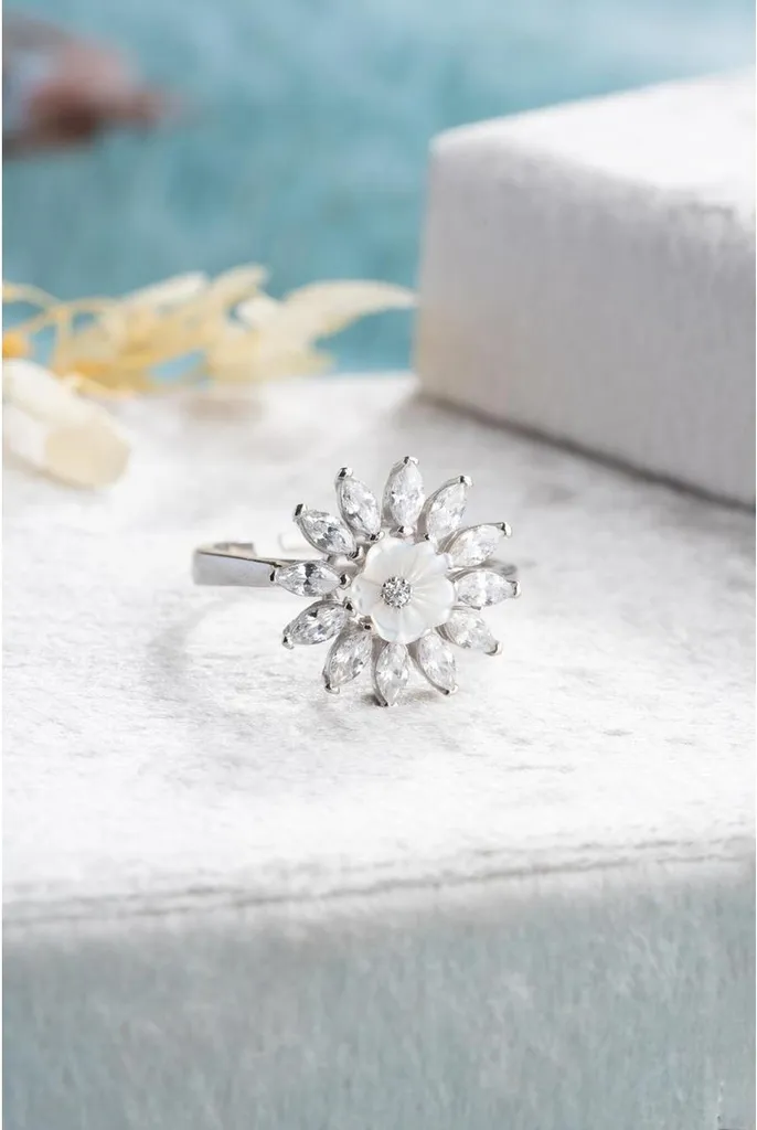 Bague en argent ajustable fleur de magnolia et zircone marquise