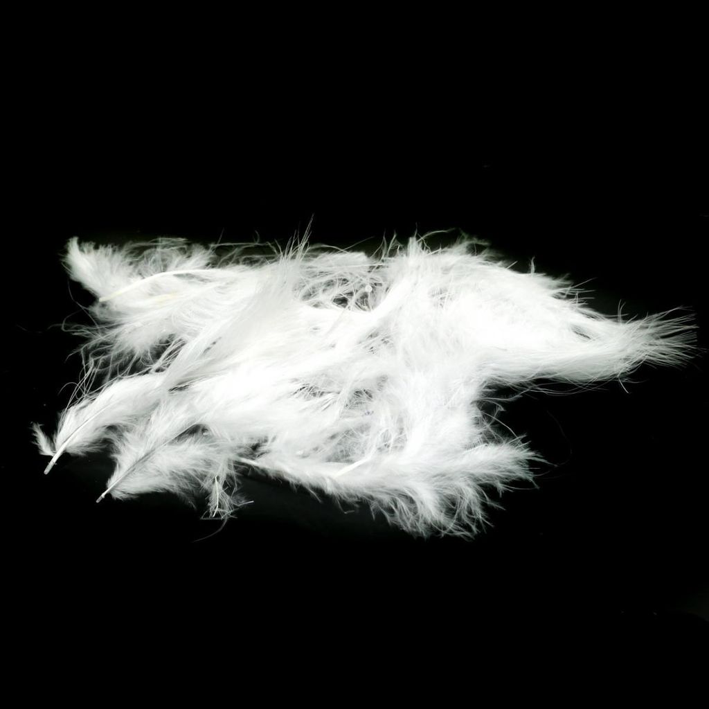 Flauschige Vogelfedern für Bastelideen und Dekoration zu Ostern