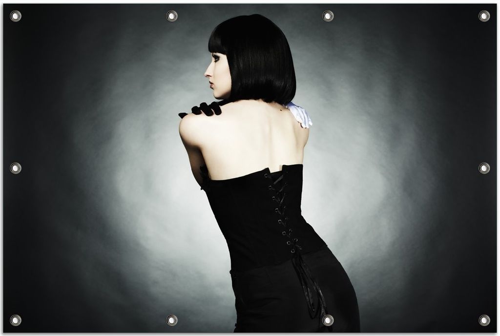 Wallario Outdoor-Poster für Garten oder Balkon, Motiv Schöne Frau im schwarzen Kleid zeigt ihren Rücken, in ca. 80 x 120 cm