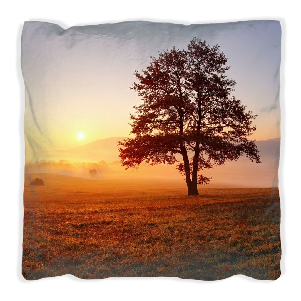 Wallario Premium Kissen, weiche Oberfläche, mit Motiv Sonnenaufgang über der Wiese mit Nebel, Größe: 40 x 40 cm, mit weißer Rückseite