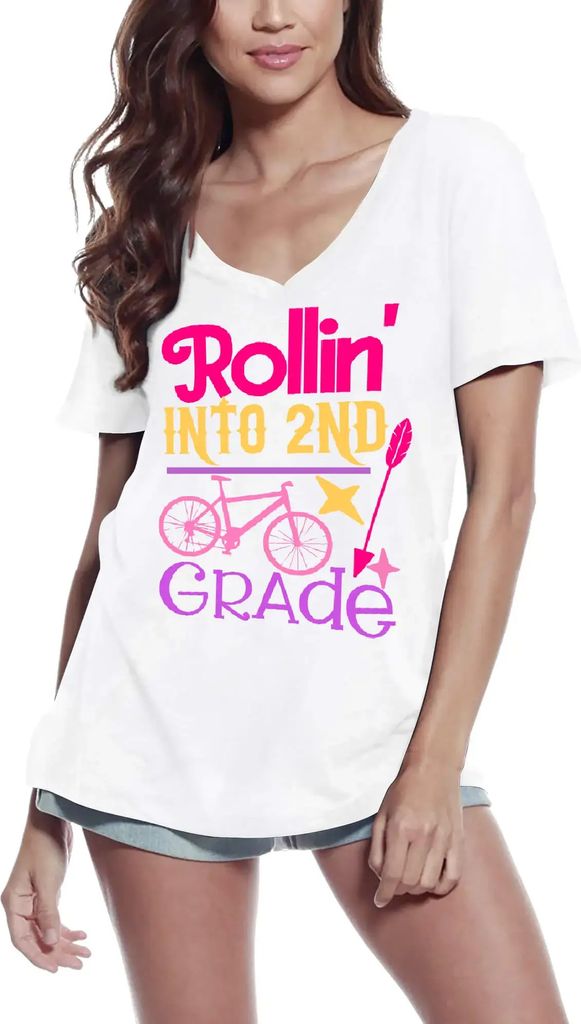 Damen Grafik T-Shirt V-Ausschnitt Aufbruch in die 2 Klasse – Rollin' Into 2nd Grade – Öko-Verantwortlich Vintage Jahrgang Kurzarm Lustige Druck