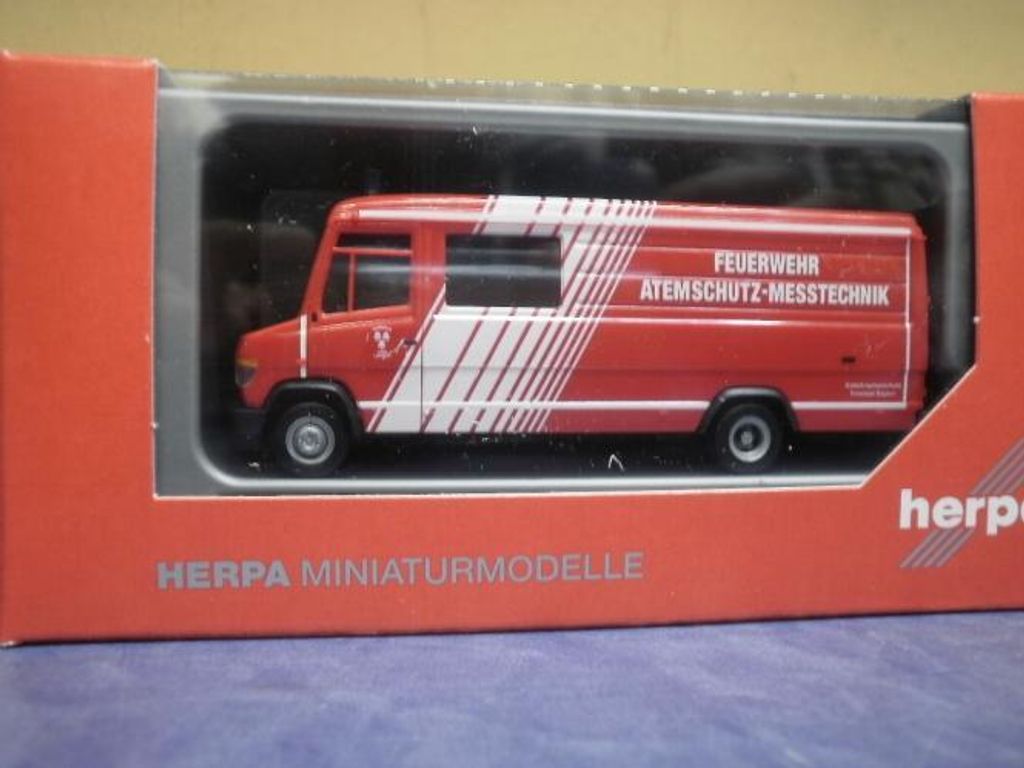Herpa MB Vario Langkasten Gerätewagen Feuerwehr Landshut 093545