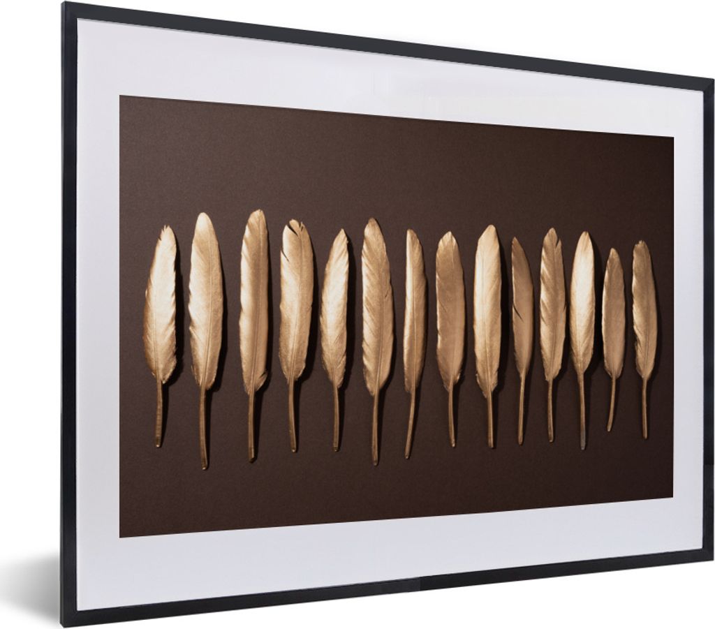 MuchoWow MuchoWow Gerahmtes Poster Goldene Federn auf braunem Hintergrund 40x30 cm - Poster mit zchwarzem Bilderrahmen - Bilderrahmen - Poster ...