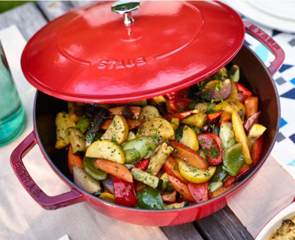 Staub Guss Bräter, rund Kirschrot 28 cm Produktbild 10