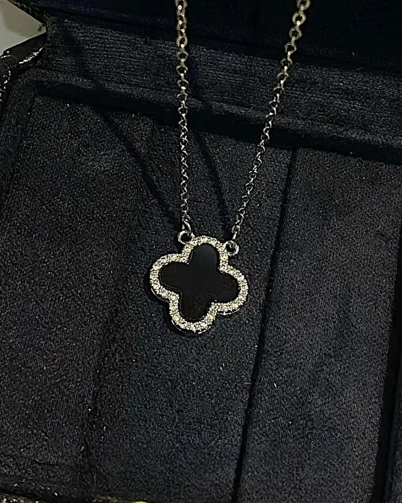 Collier trèfle Clover noir et or, accessoire idéal pour vos soirées