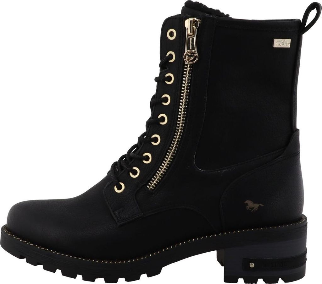 Das Bild zeigt einen schwarzen Stiefel der aus Leder zu bestehen scheint. Der Stiefel ist von der Seite zu sehen und besitzt eine mittelhohe Form.