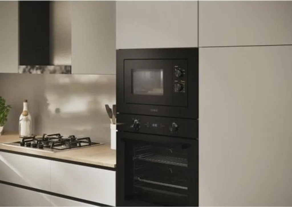 Micro-ondes Encastrable Candy Noir : Gain de place et Cuisson Rapide