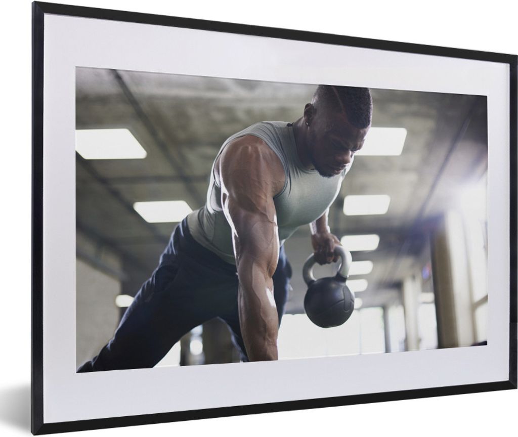 MuchoWow Gerahmtes Poster Ein starker Mann hebt Kettlebells beim Fitness 60x40 cm - Poster mit Schwarzem Bilderrahmen Wandposter Rahmen Foto Bild...