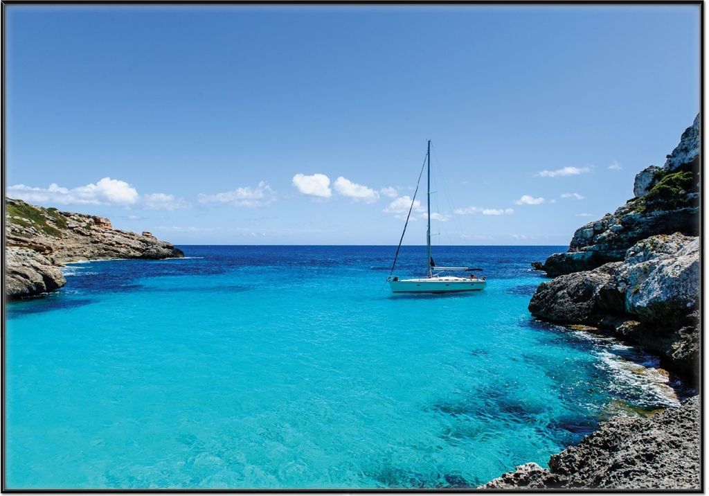Wallario Wandbild Segelboot in der Bucht, Größe: 70,30 x 100,30 cm, Poster mit schwarzem Aluminiumrahmen