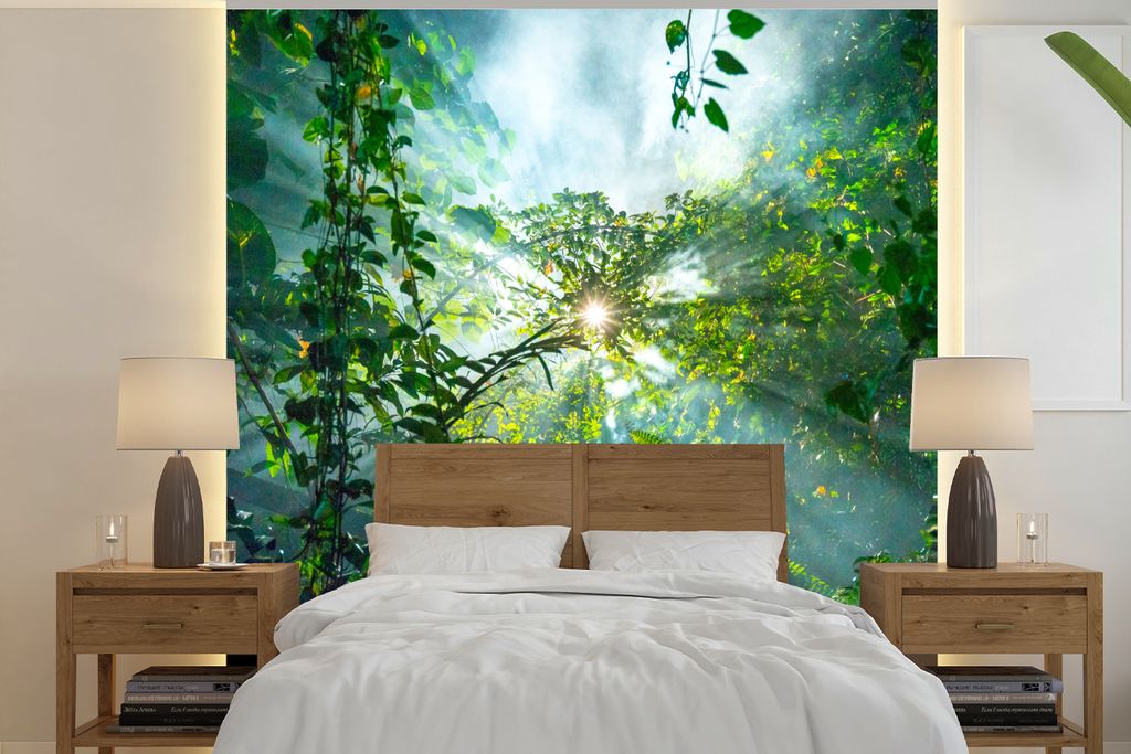 MuchoWow Fototapete für Wohnzimmer oder Schlafzimmer Wandtapete Vinyl Motivtapete Die Sonne scheint durch die Wälder eines Regenwaldes in Malay...
