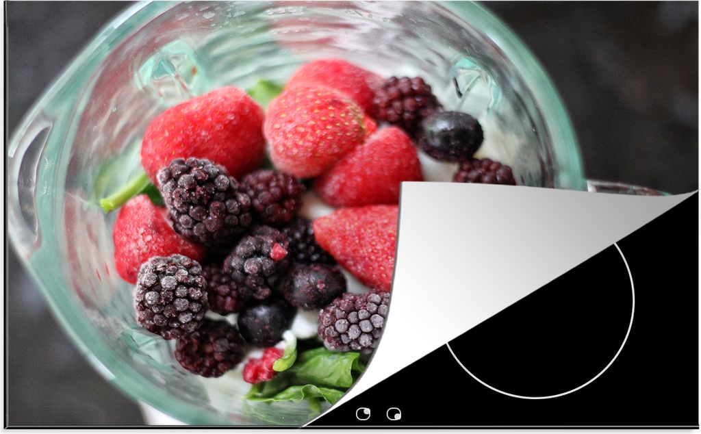 KitchenYeah Herdabdeckplatte Gefrorene Beeren in einem Mixer , 80x52cm, Küche Deko, Glaskeramikkochfeld Herdabdeckung, Abdeckplatte fùr Kochfeld