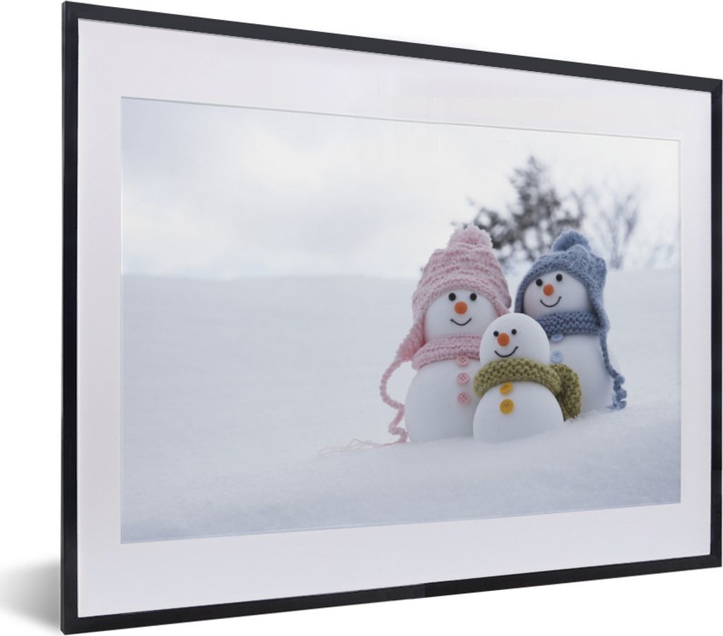 MuchoWow MuchoWow Gerahmtes Poster Eine Familie von Weihnachtspuppen in einer verschneiten Landschaft 40x30 cm - Poster mit zchwarzem Bilderrah...